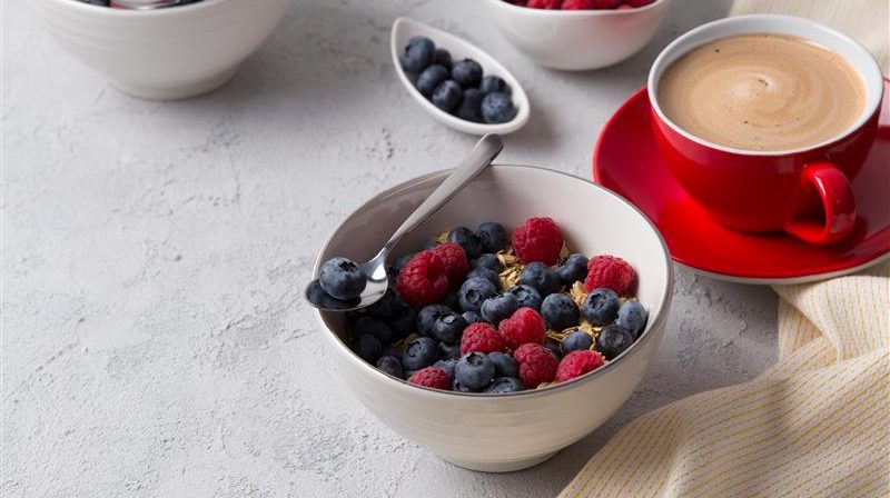 5 IDE SARAPAN DENGAN BERRIES BEKU YANG BIKIN PAGI MAKIN ASIK